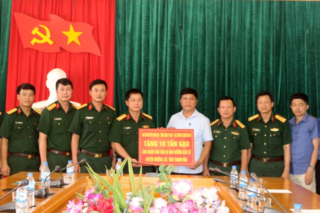 Tuổi trẻ Quân đội hỗ trợ nhân dân vùng lũ tỉnh Thanh Hóa